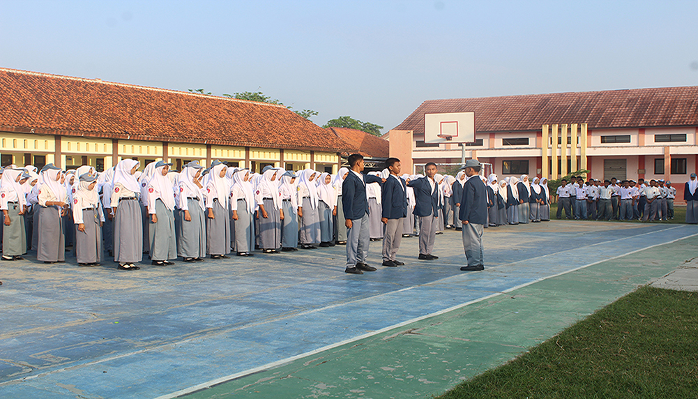 Upacara Bendera di SMKN 1 Pebayuran: Wujudkan Disiplin dan Cinta Tanah Air